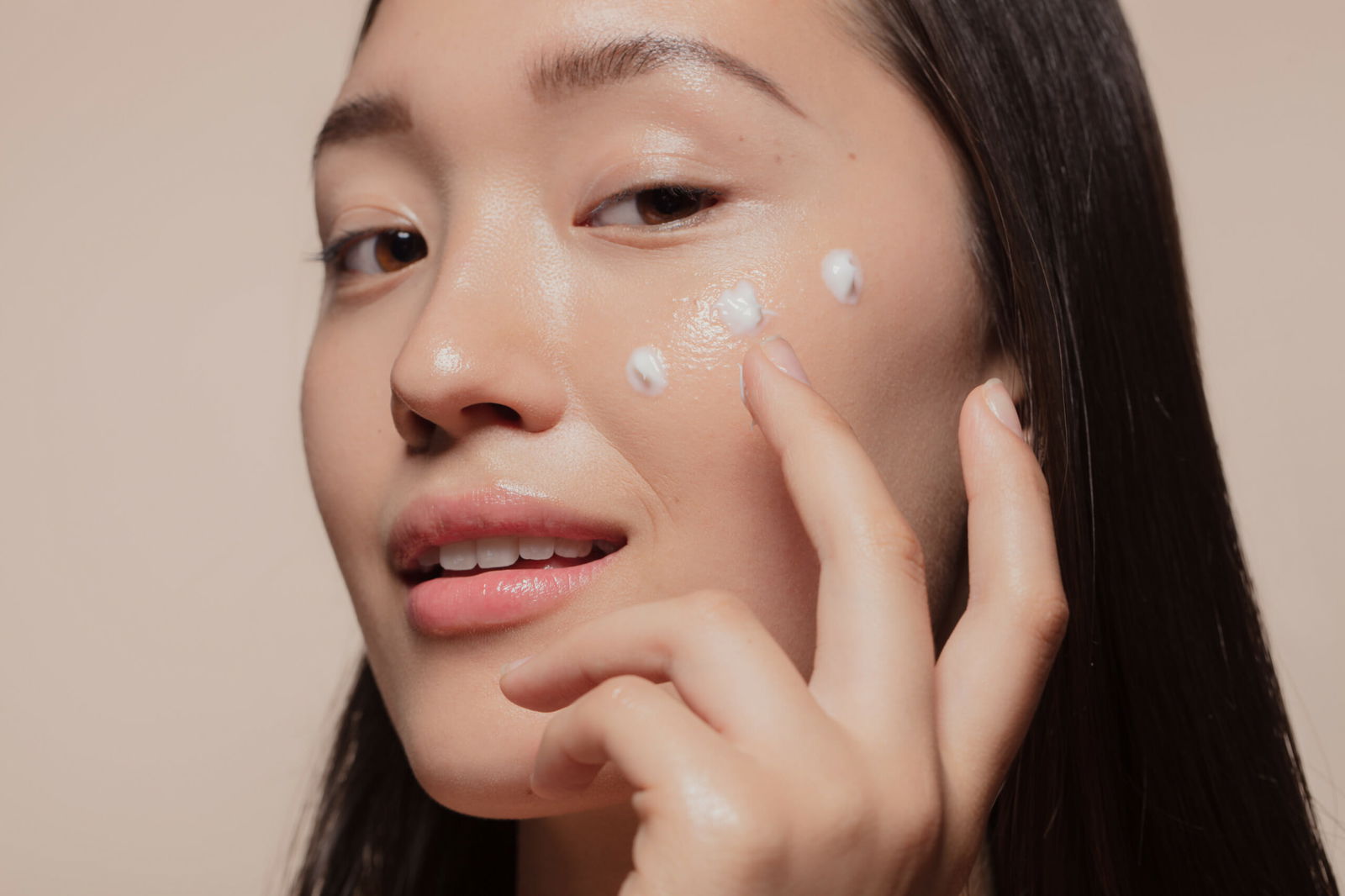 9 Super Simple Steps to Stop Concealer From Creasing Under Your Eyes