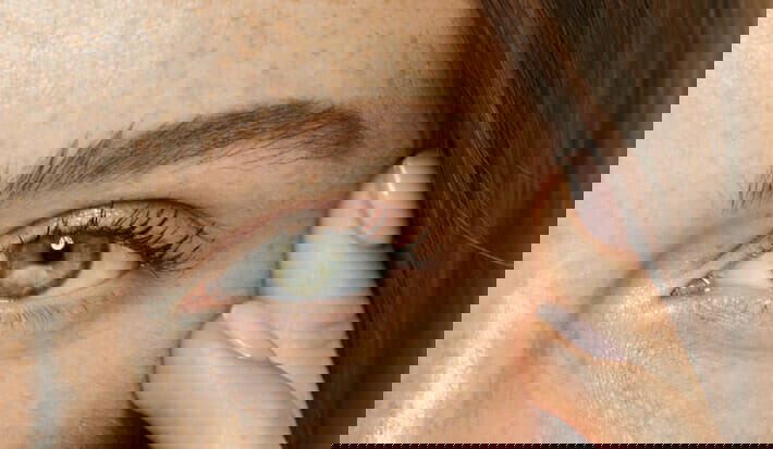 9 Super Simple Steps to Stop Concealer From Creasing Under Your Eyes