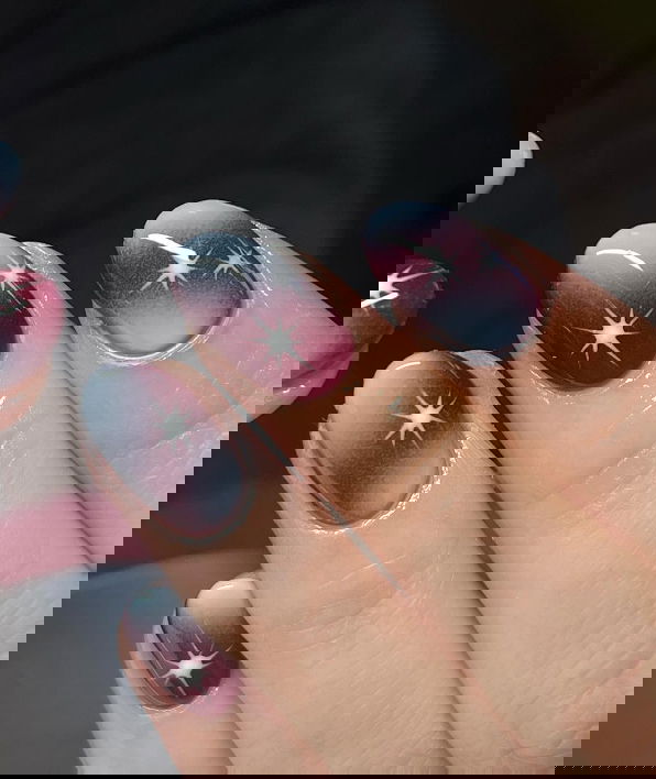 short maroon and grey ombre nails with stars