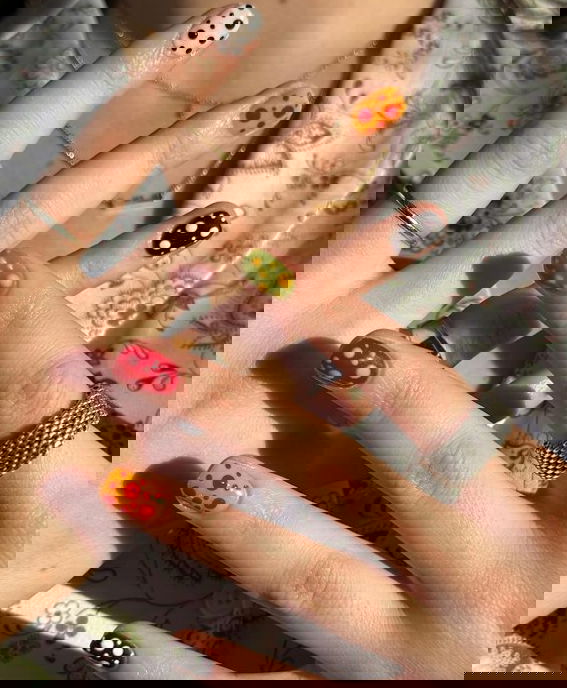 short nails with multicoloured dot nail art