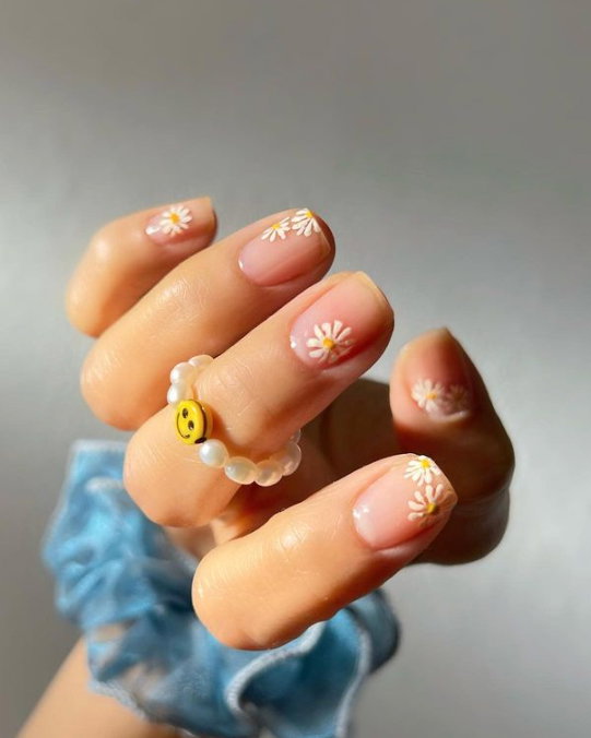 short natural nails with white daisies