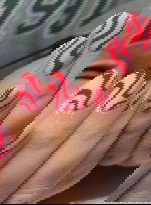 red and pink wavy nails