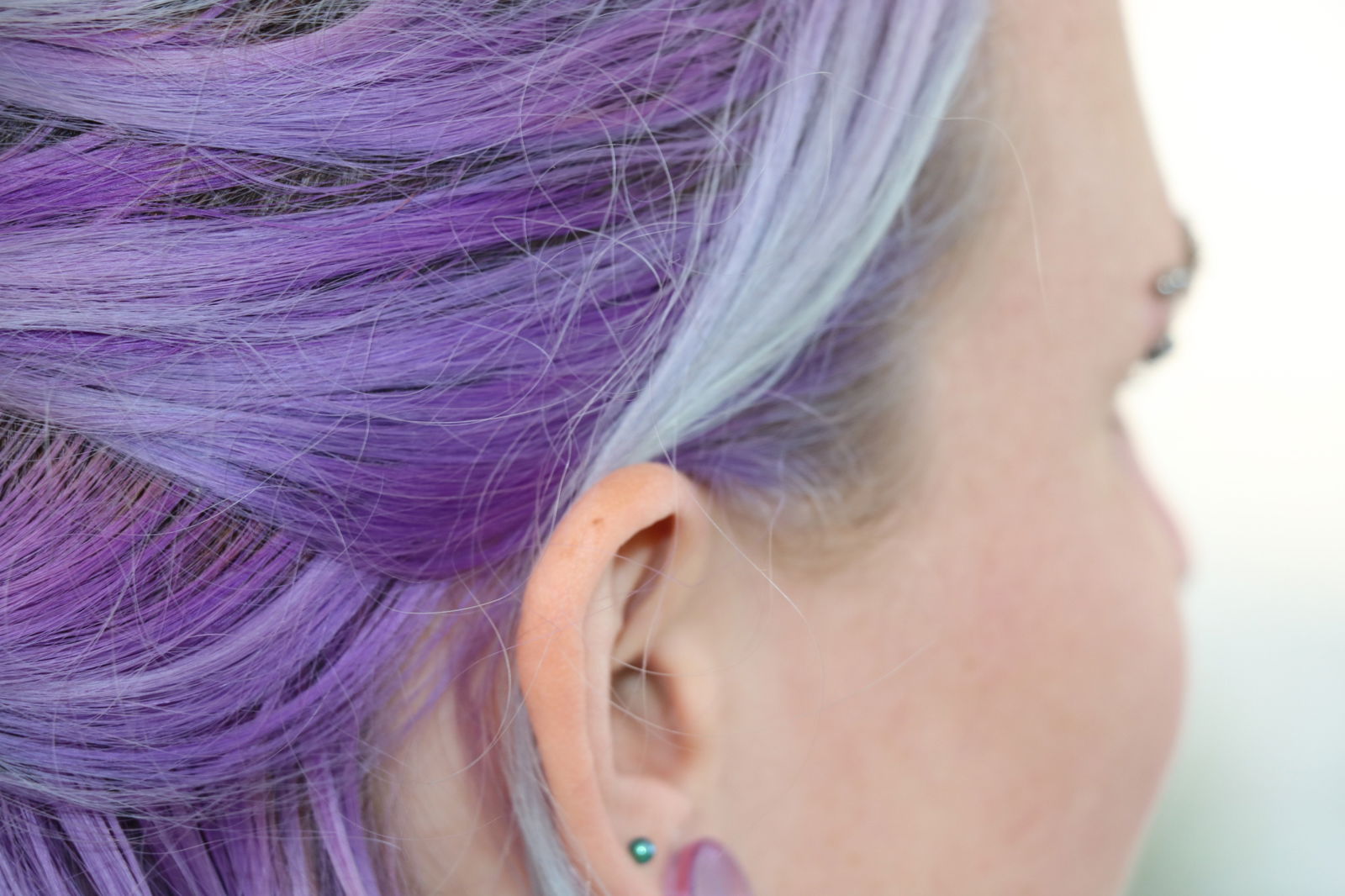 Woman with purple hair before doing a bleach shampoo