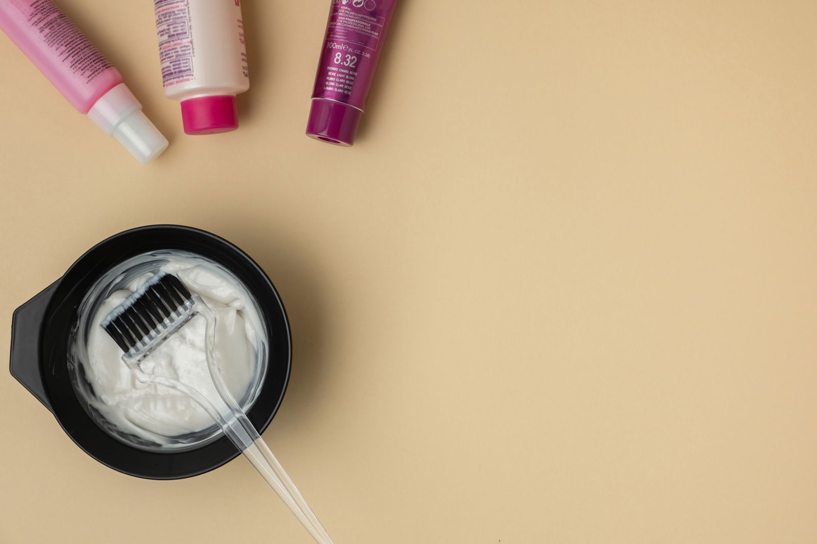 The hair tools needed to do a bleach shampoo