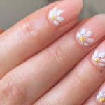 neutral nails with daisies