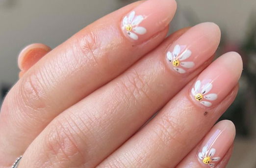 neutral nails with daisies