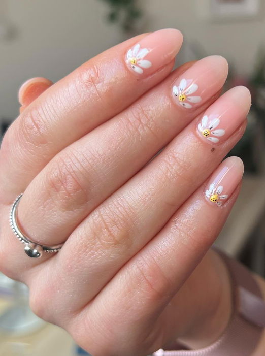 neutral nails with daisies