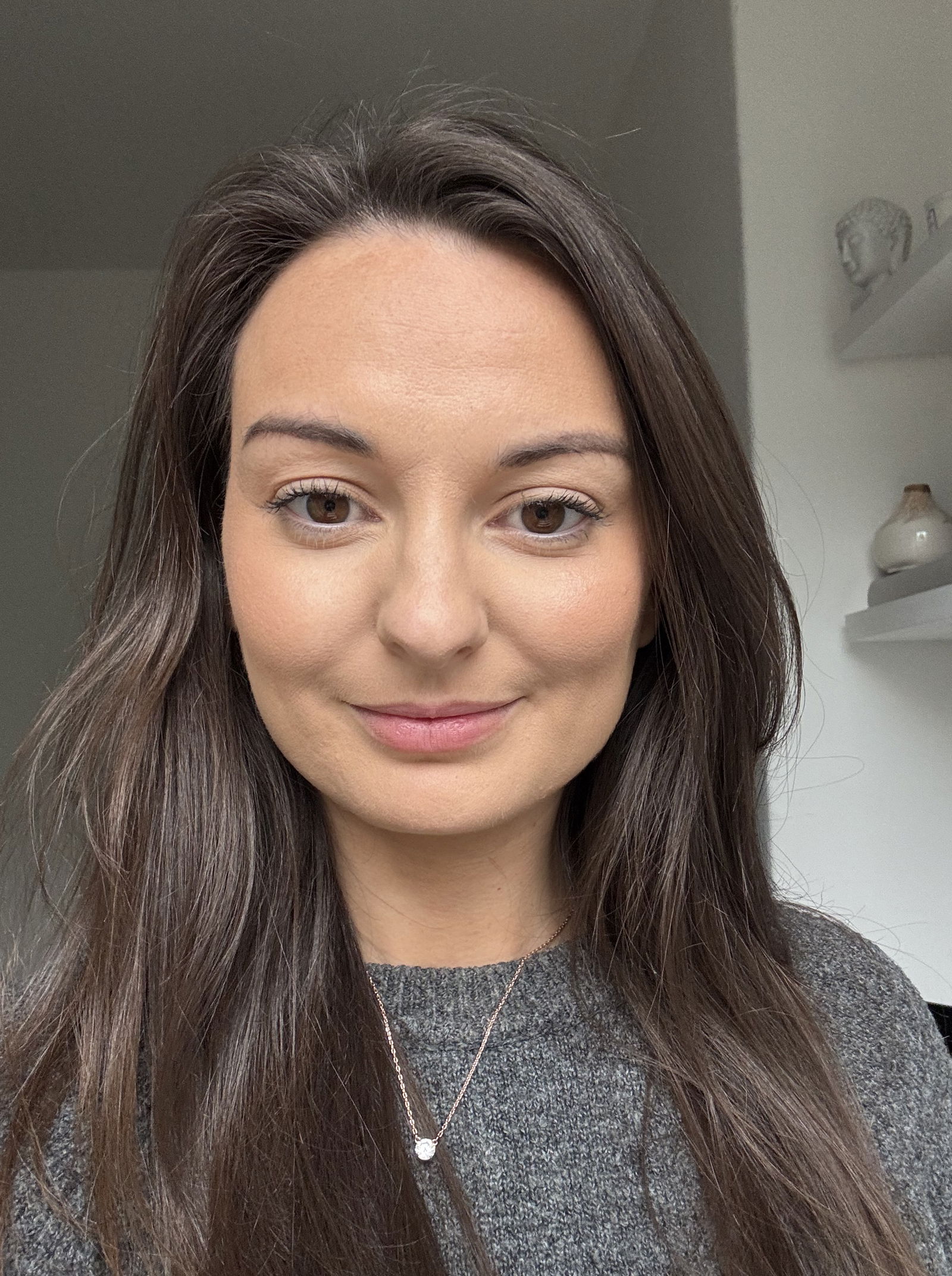 Beauty journalist with makeup after applying Charlotte Tilbury’s Airbrush Flawless Finish Powder
