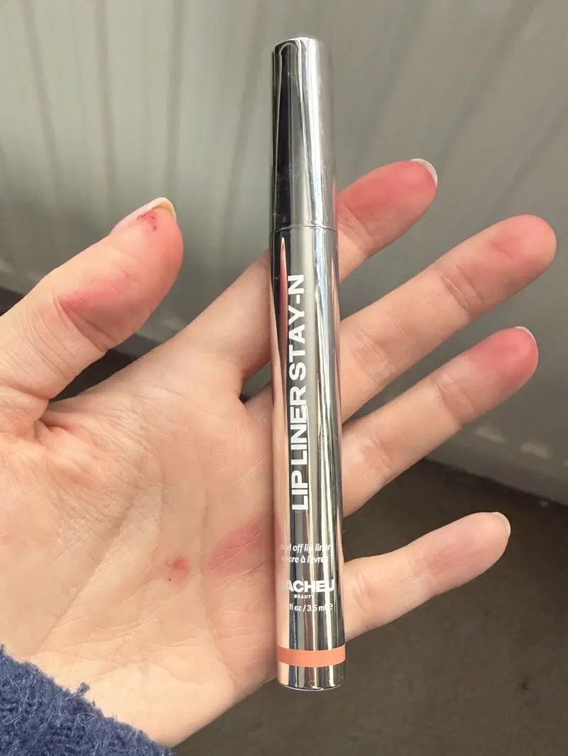 Sacheu Lip Liner Stay-N Peel-Off Lip Stain stained fingers | Live That Glow Sacheu Lip Liner Stay-N Peel-Off Lip Stain stained fingers